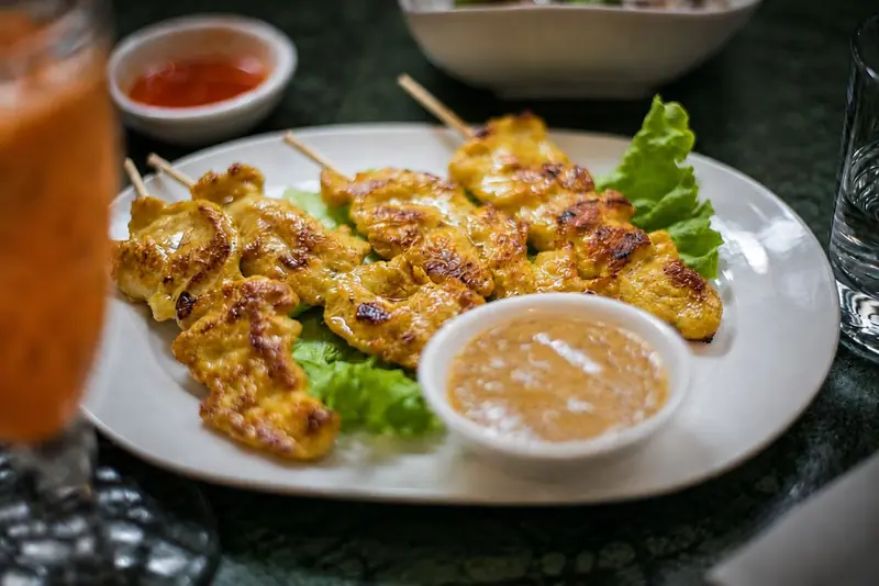 ไก่สะเต๊ะย่าง เสิร์ฟพร้อมน้ำจิ้มถั่ว ที่ร้าน Thai Yim 2