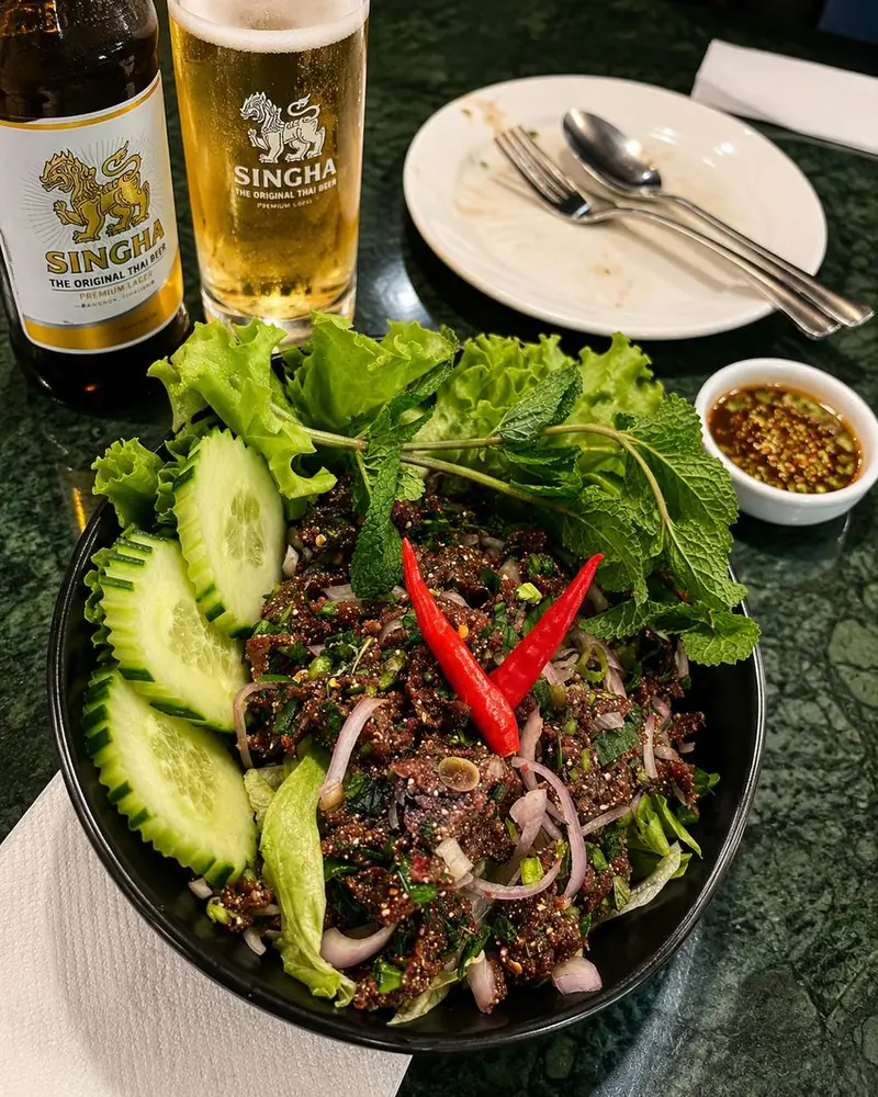ลาบรสจัดกับสมุนไพรสดที่ร้าน Thai Yim 2